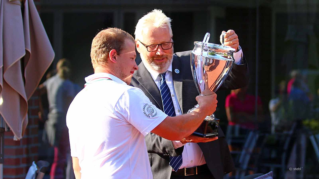 Der Meister bekommt den Pokal (Foto: stebl)