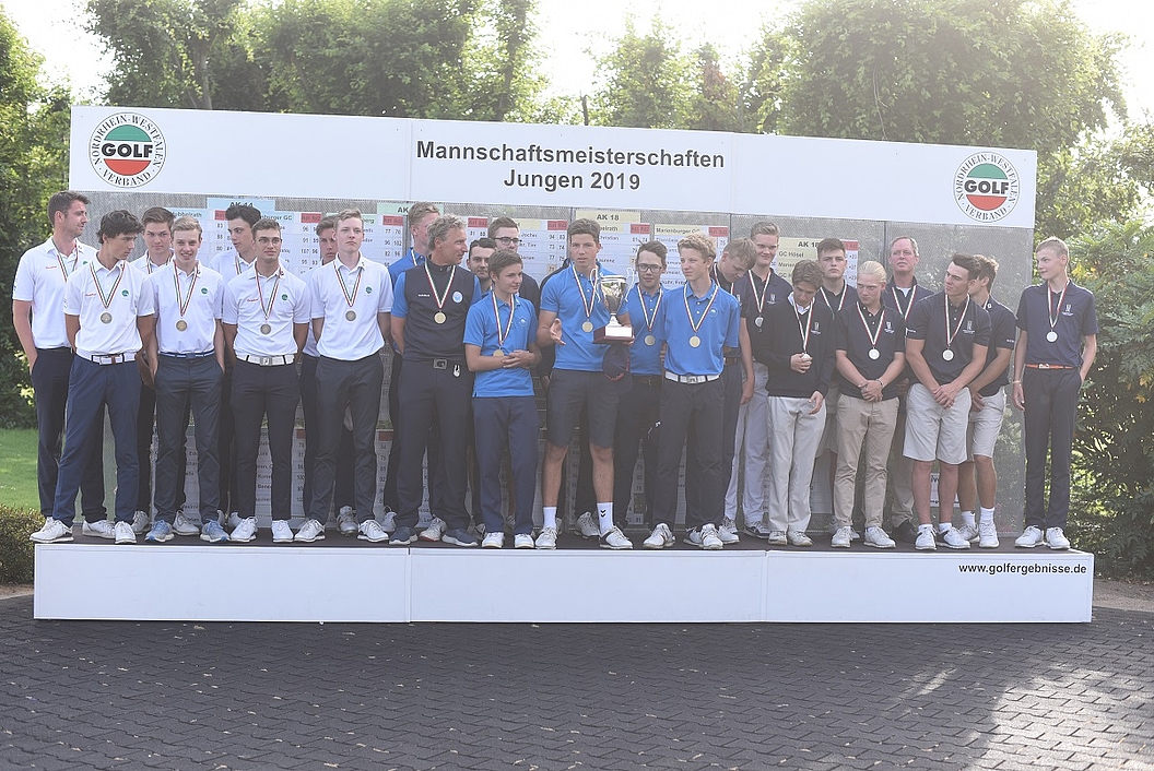 Podest Jungen AK 18: Links GC Hubbelrath - Mitte GC Hösel - Rechts Marienburger GC