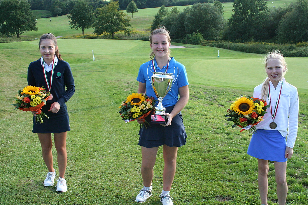 Das Podium der Mädchen: Gold für Lara Stifter (GC Hösel), Silber für Lara Rieke (GC Hubbelrath), Bronze für Mathea-Lisann Sagel ( Bielefelder GC)