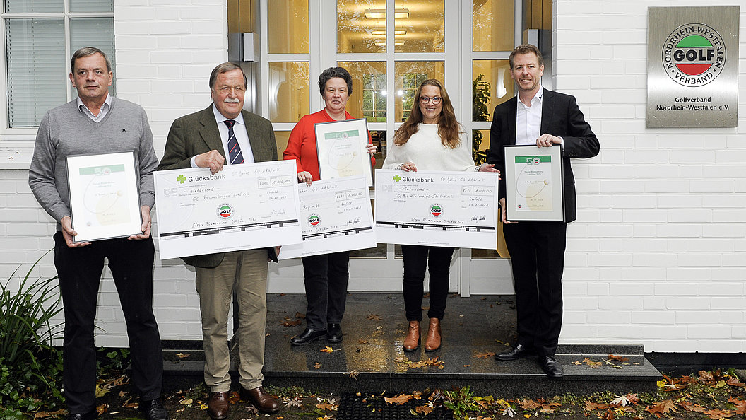 Glückliche Vertreter der ausgezeichneten Clubs (v.l.): Hans Werner Markmann und Ulrich Roose (GC Ravensberger Land), Isabel Otto-Duck (GC Haus Bey) sowie Jessica Ludlage und Tilman Wrede vom GC Bad Münstereifel