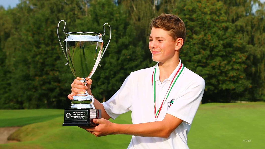 Das ist er, der Pokal! (Foto: stebl)