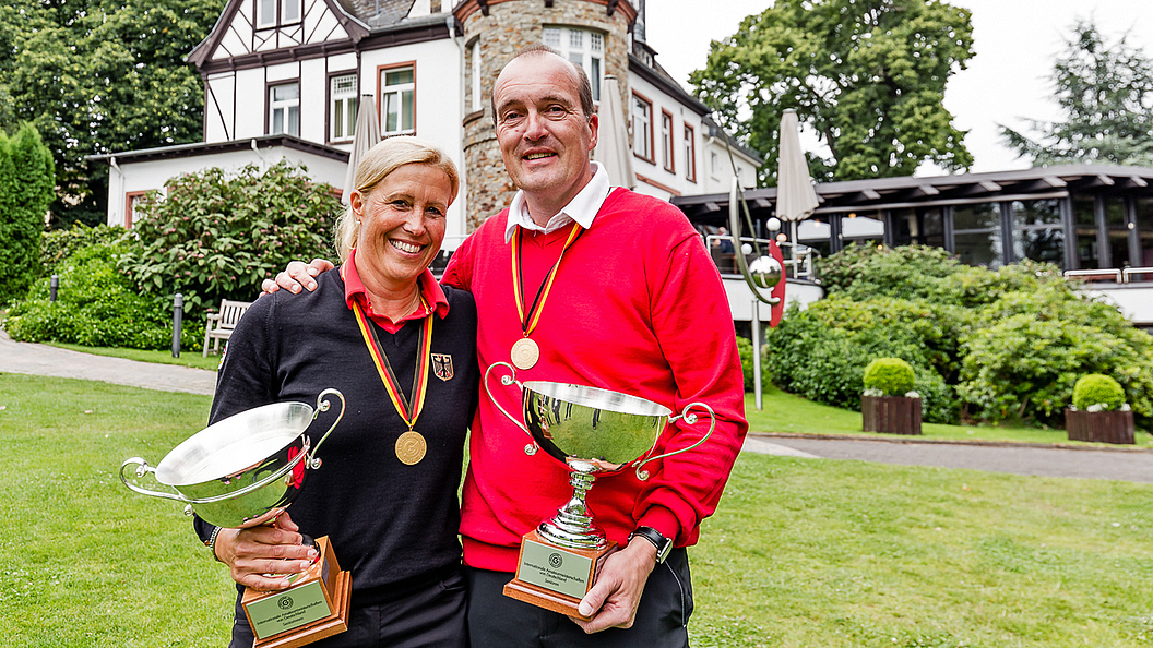 Sieger der IAM: Caroline Effert (Aachener GC) und Ekkehart H. Schieffer vom Westfälischen GC Gütersloh (Foto: DGV/Tiess)