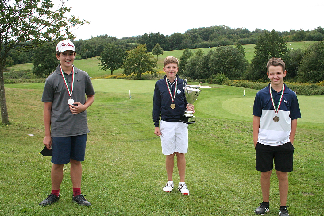 Das Podium der Jungen: Gold für Julian Kiessling (GC Hösel), Silber für Mattias Henke (GC Wasserburg Anholt), Bronze für Luis Reina nach Kartenstechen (GC Bonn-Godesberg)