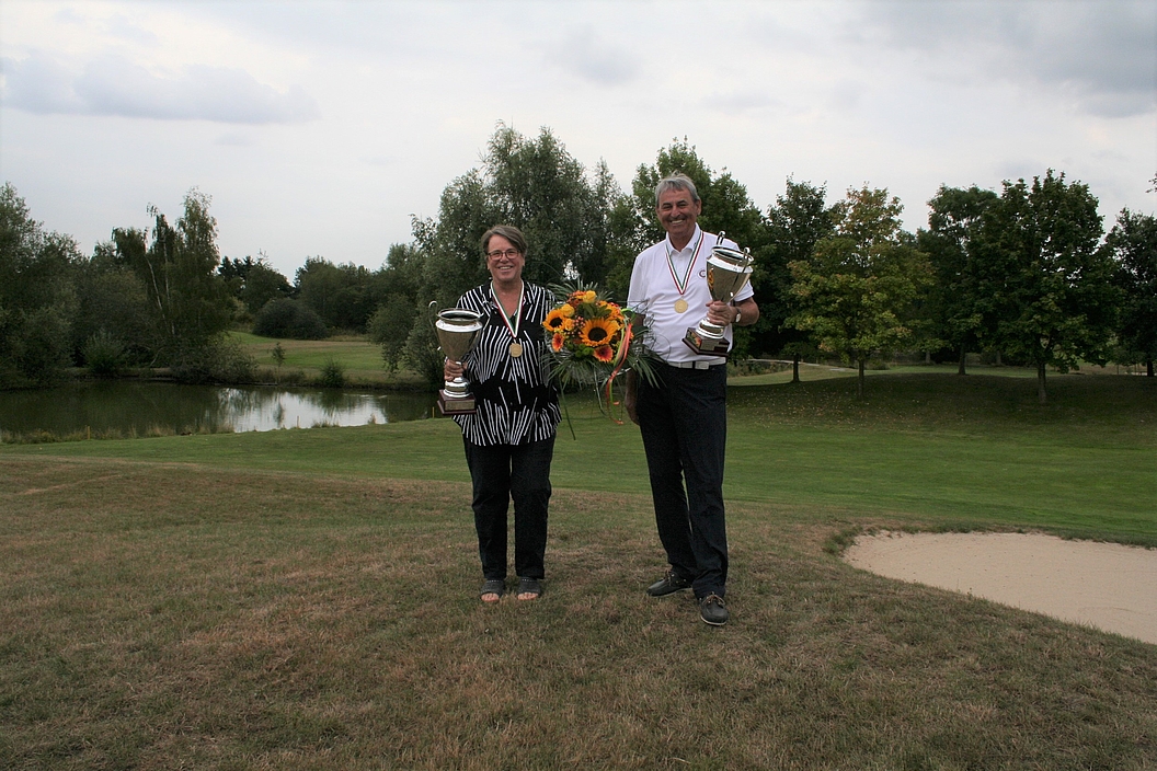 NRW-Meister AK65: Marion Sanchez(GC Wildenrath) und Norbert Weber (Krefelder GC)