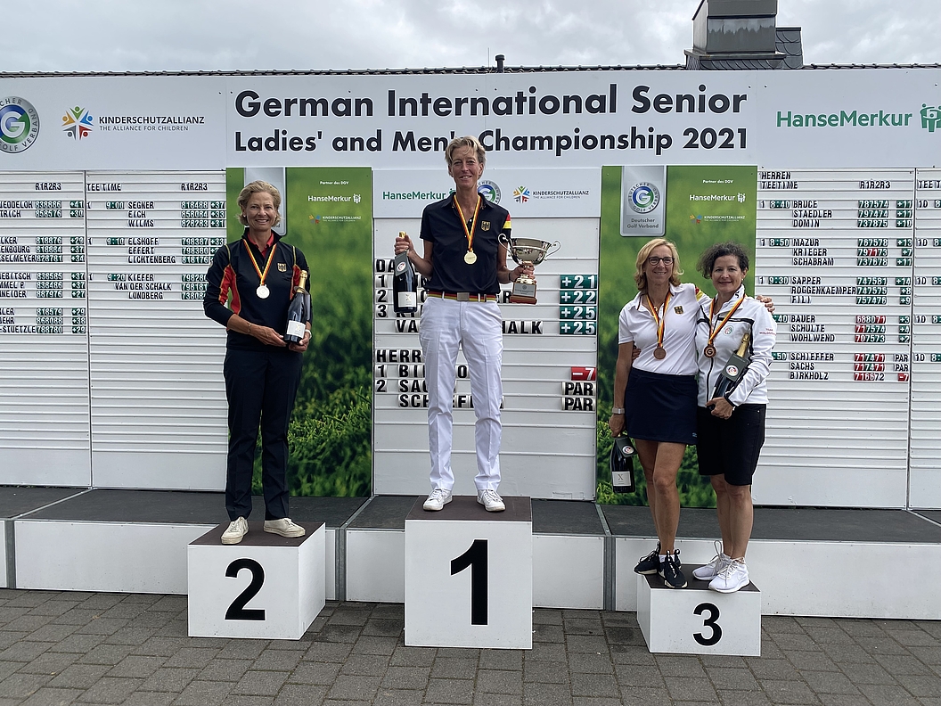 Das Podest der Damen (Foto: Langer Sport Marketing)