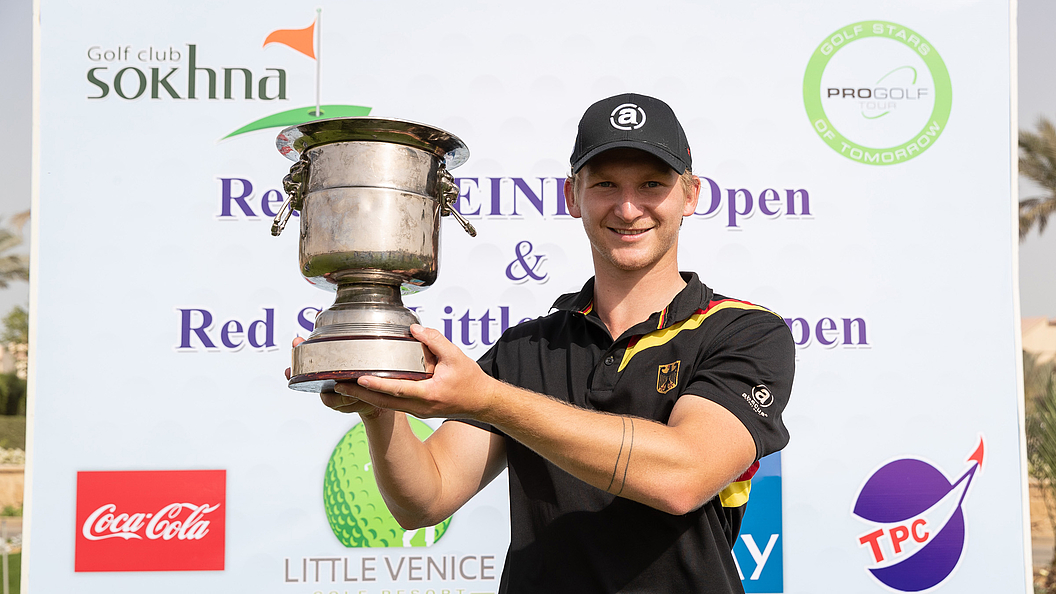 Nick Bachem (Foto: golfsupport.nl/Stefan Heigl) mit dem Pokal