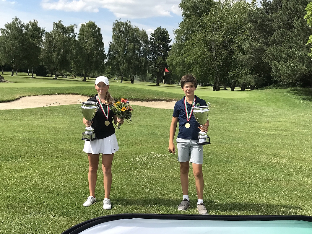 NRW-Meister/-in Mia Hammerschmid (GC Hubbelrath) und Leo Oberberg (Düsseldorfer GC)