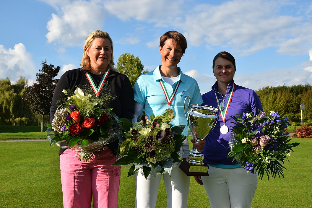 die glückliche Siegerin Nina Birken (Mitte) Sandra Maier, Michaela Stöbitsch