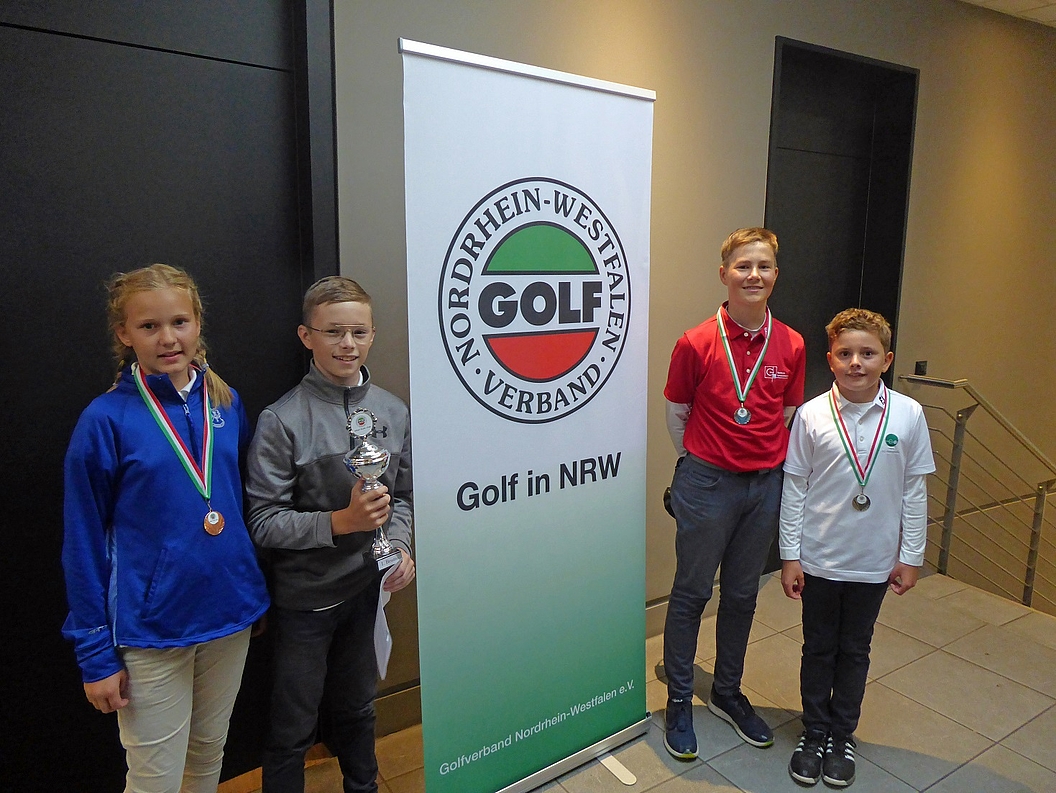 Sieger Kids-Cup Finale: Anna Lucia Kube (3.Netto) - Darren Eilhoff (Brutto) - Lasse Kuprella (2.Netto) - Felix Piekarski (1.Netto)