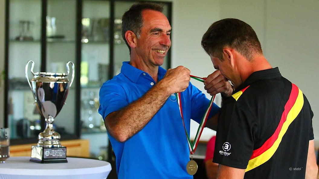 Herbert Baumgartner gratuliert dem neuen Meister (Foto: stebl´)